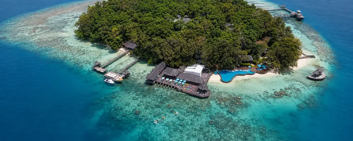 Pemandangan Pulau Sepa dari udara dengan laut jernih dan area snorkeling di Kepulauan Seribu