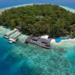 Pemandangan Pulau Sepa dari udara dengan laut jernih dan area snorkeling di Kepulauan Seribu