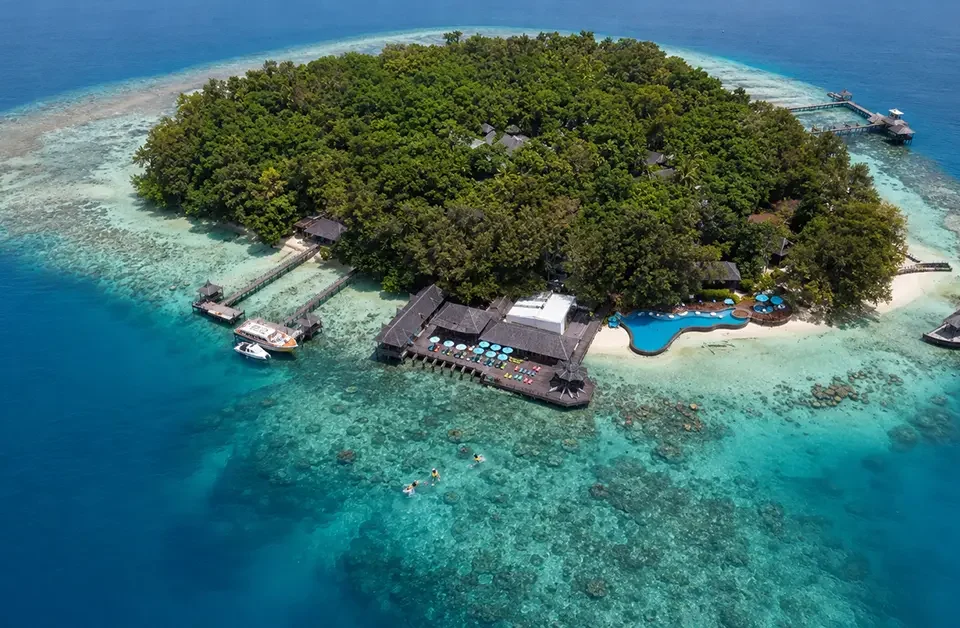 Pemandangan Pulau Sepa dari udara dengan laut jernih dan area snorkeling di Kepulauan Seribu